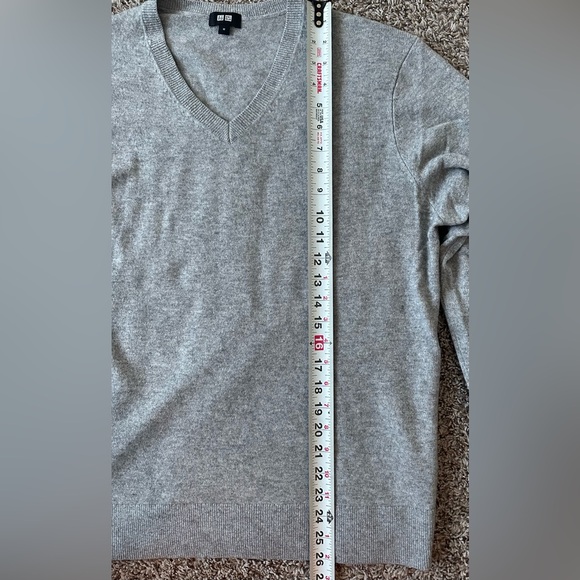 UNIQLO wool and silk V-neck sweater, size M, light grey - Picture 5 of 8